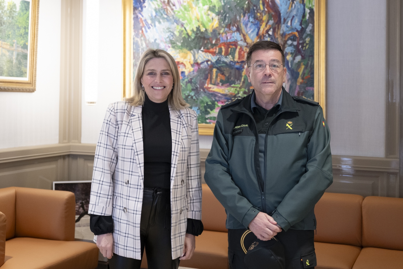 Marta Barrachina agraïx la labor d'Ángel Gil per enfortir la col·laboració entre la Diputació i la Guàrdia Civil per a vetlar pel benestar i la seguretat dels castellonencs