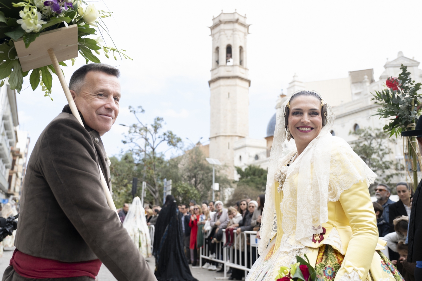 Marta Barrachina comparte con los vecinos y vecinas de Burriana el sentimiento fallero en la ofrenda a la Virgen de la Misericordia